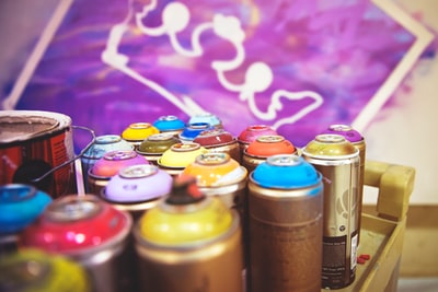 紫白冠画旁各色喷漆罐特写